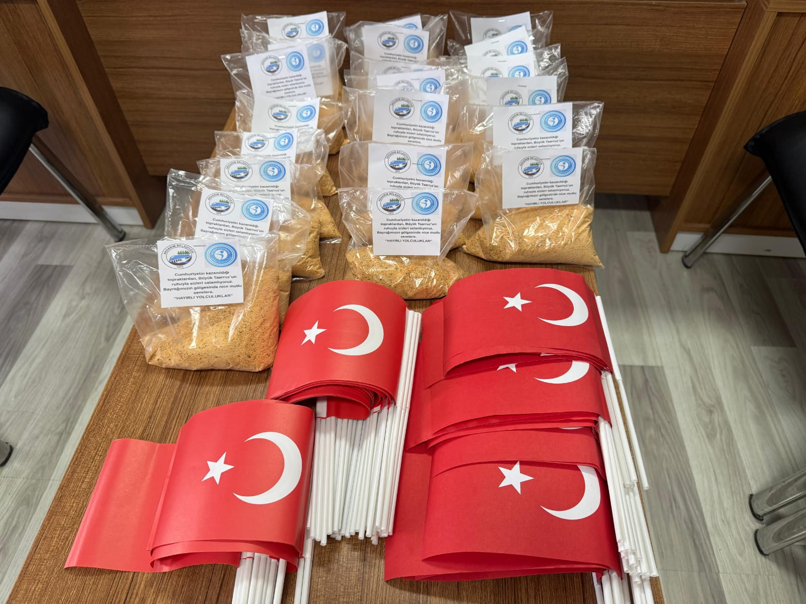 Jandarma ve Öğrencilerden Büyük Taarruz’un Ruhuyla Bayraklı Karşılama