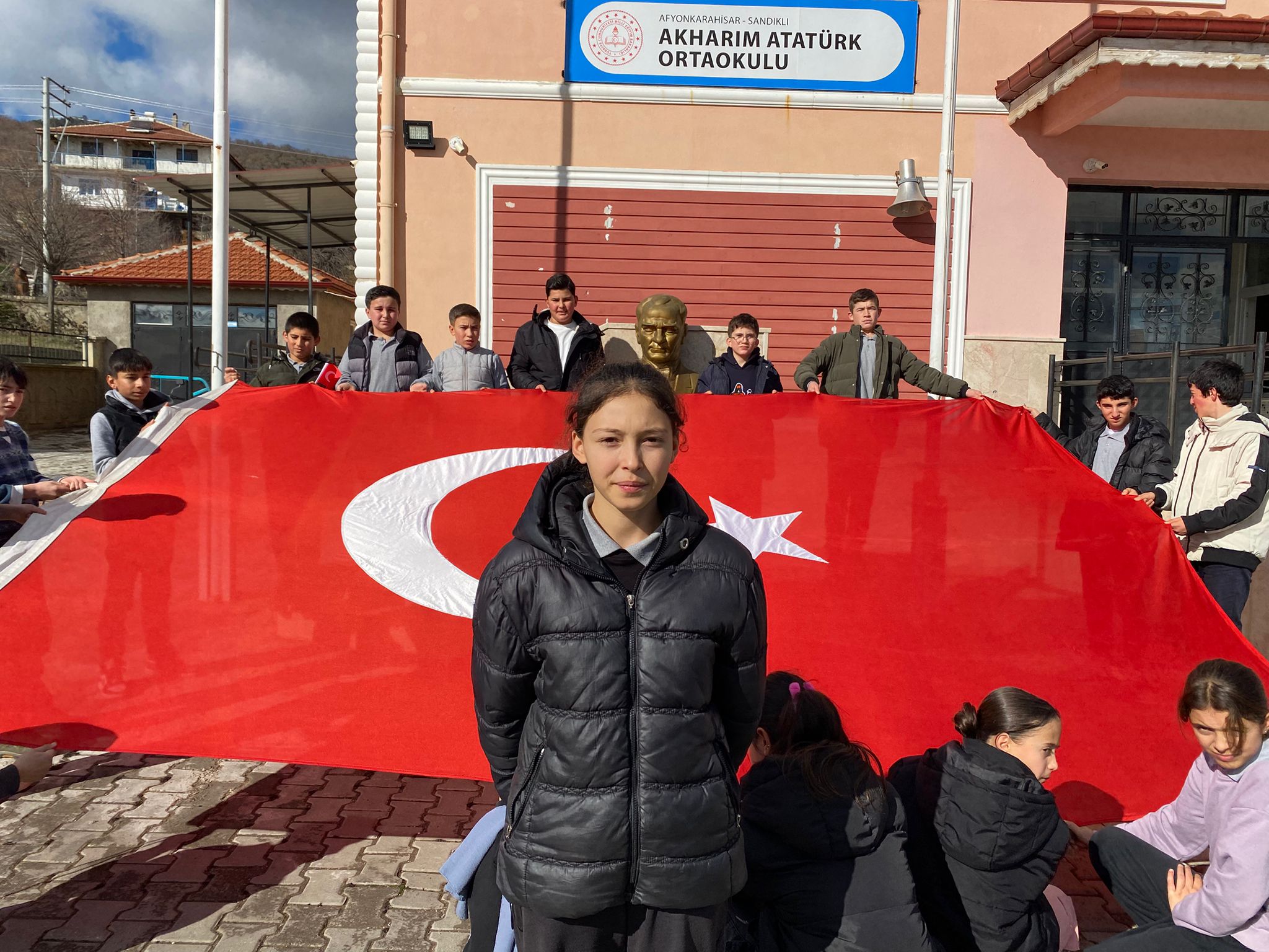 Jandarma ve Öğrencilerden Büyük Taarruz’un Ruhuyla Bayraklı Karşılama
