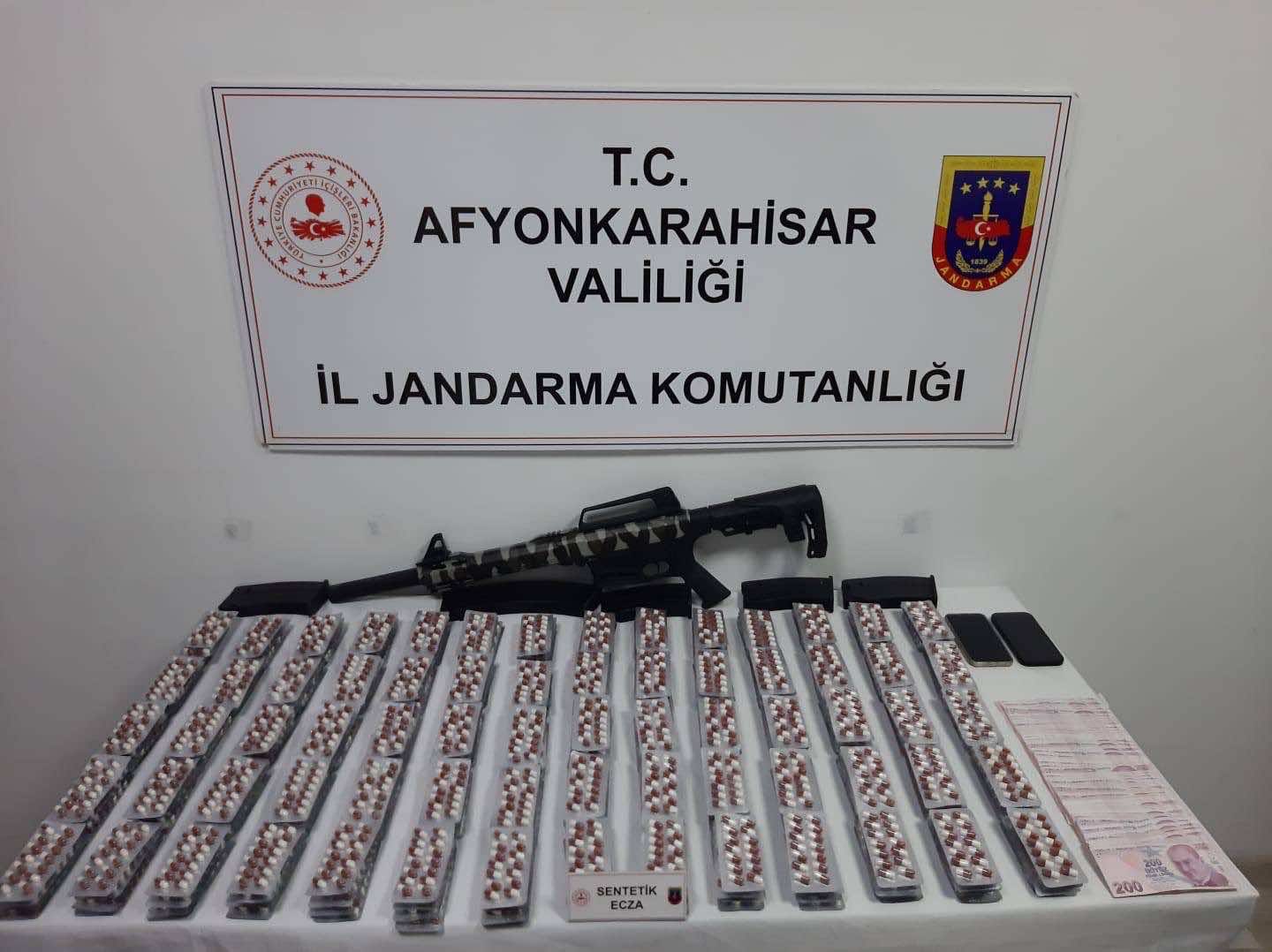 Jandarmadan 3 Köye Eş Zamanlı Baskın! 5 Bin 945 Uyuşturucu Hap Ele Geçirildi