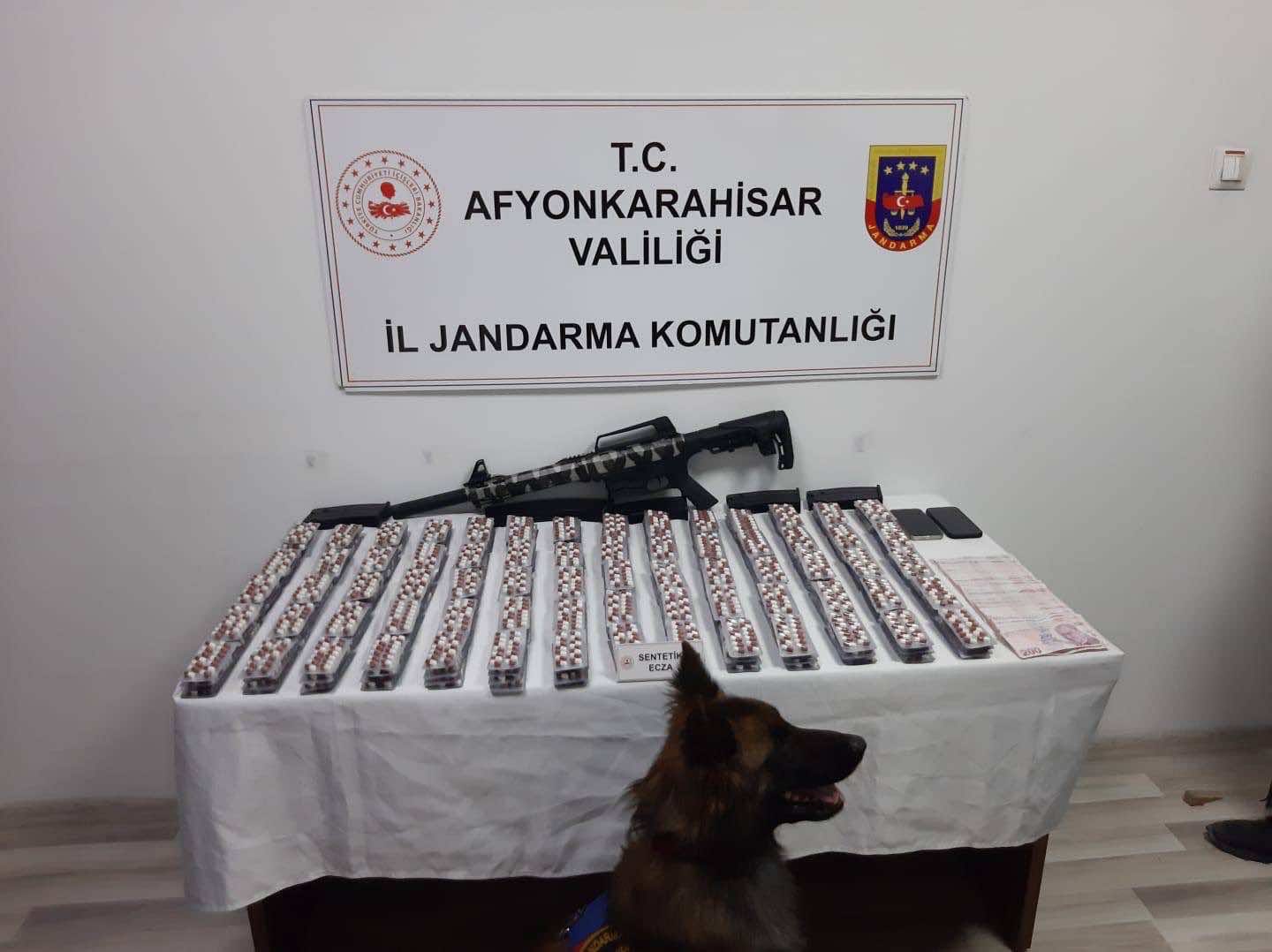 Jandarmadan 3 Köye Eş Zamanlı Baskın! 5 Bin 945 Uyuşturucu Hap Ele Geçirildi