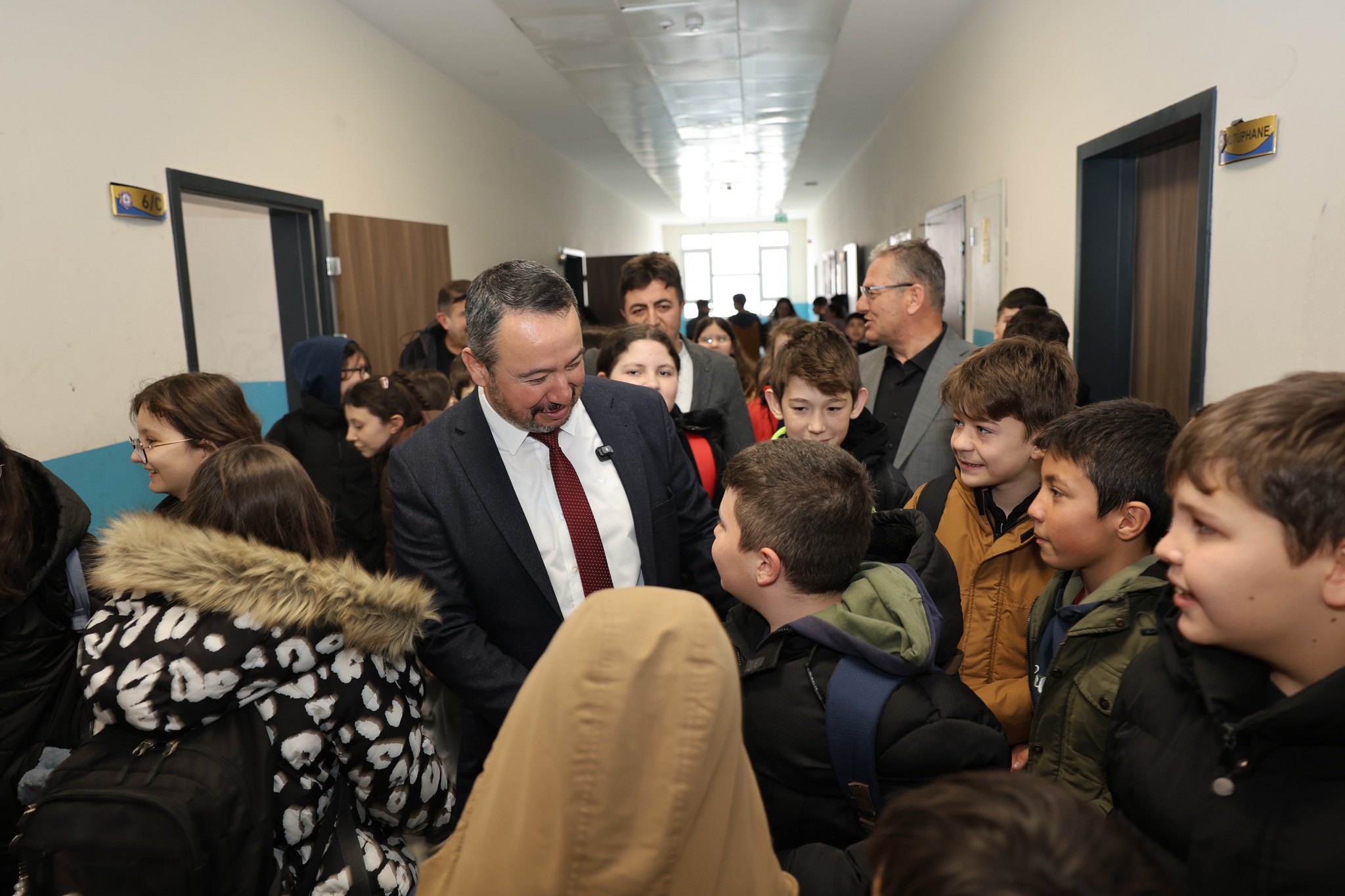 Sandıklı Belediye Başkanı Öztaş’tan Öğrencilere Kitap Desteği