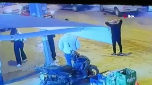 Aniden Hareket Eden Otomobil Yaya Ve Araçların Arasına Daldı