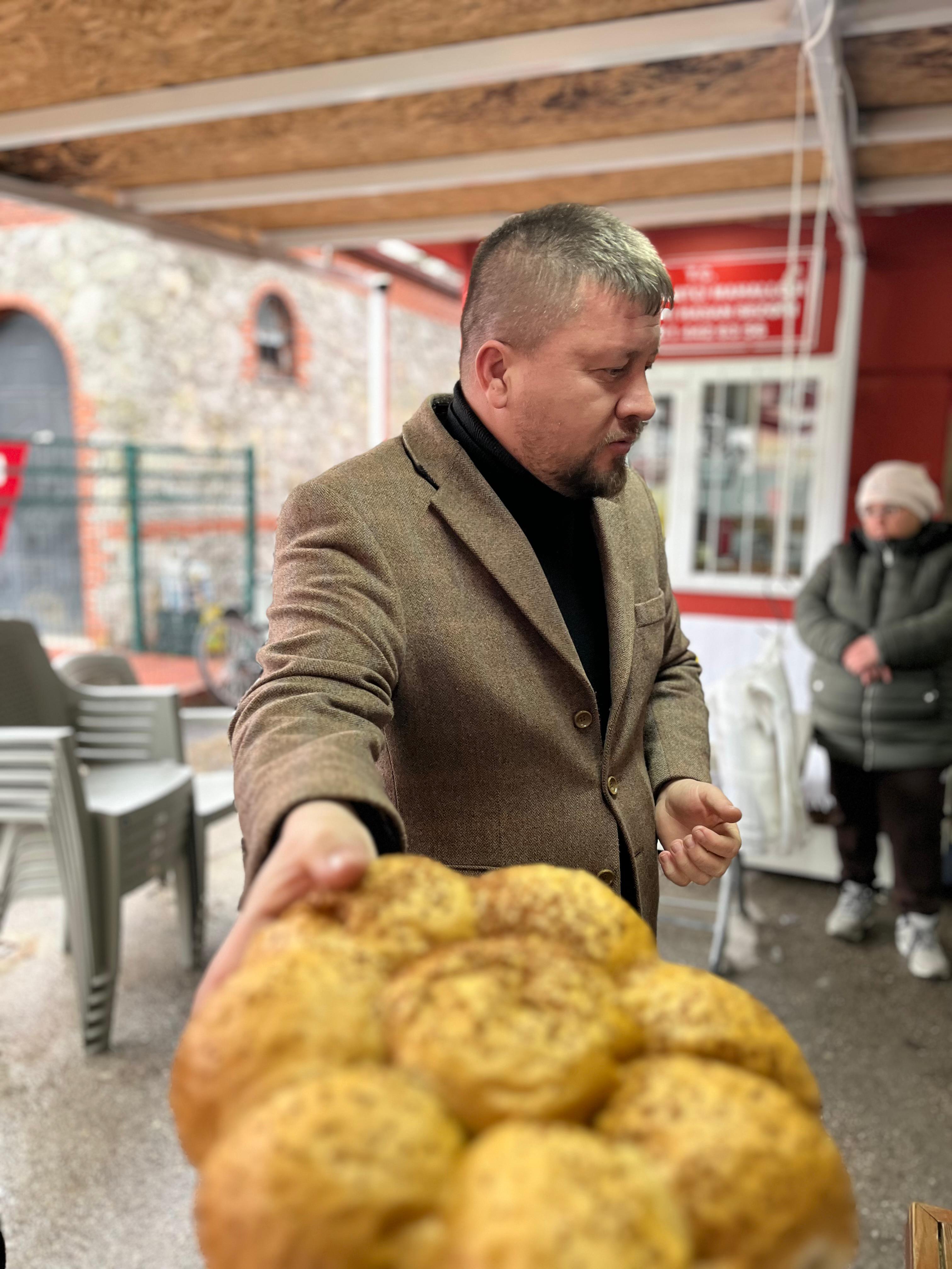 Berat Kandili’nde Anlamlı Dayanışma: Nazmi Saatçi Mahallesi’nde Gönüller Bir Oldu
