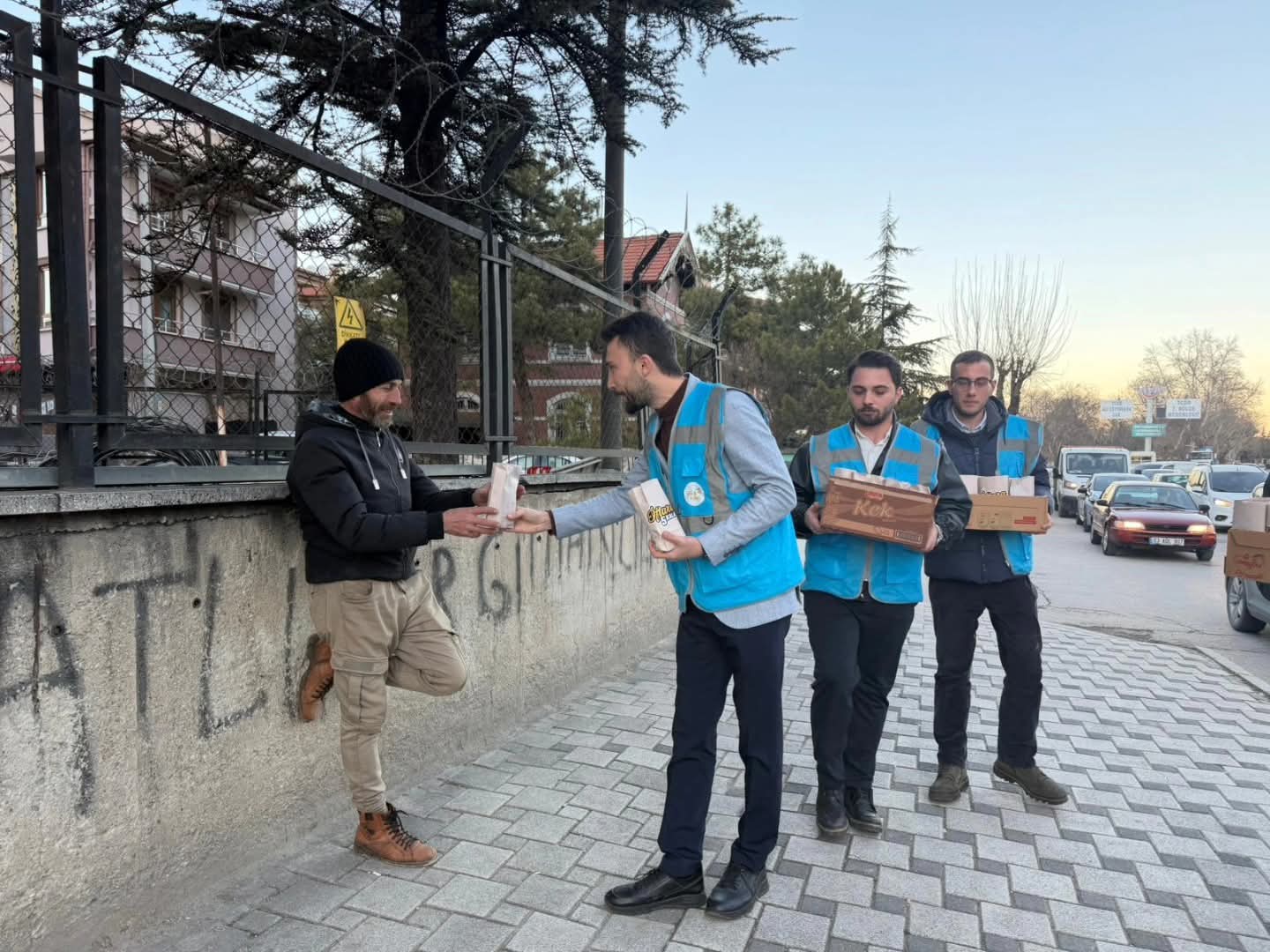 AK Parti Gençlik Kolları İftara 5 Kala” Geleneğini  Bu Yıl Da Sürdürüyor