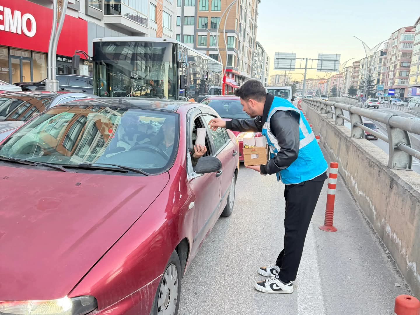 AK Parti Gençlik Kolları İftara 5 Kala” Geleneğini  Bu Yıl Da Sürdürüyor