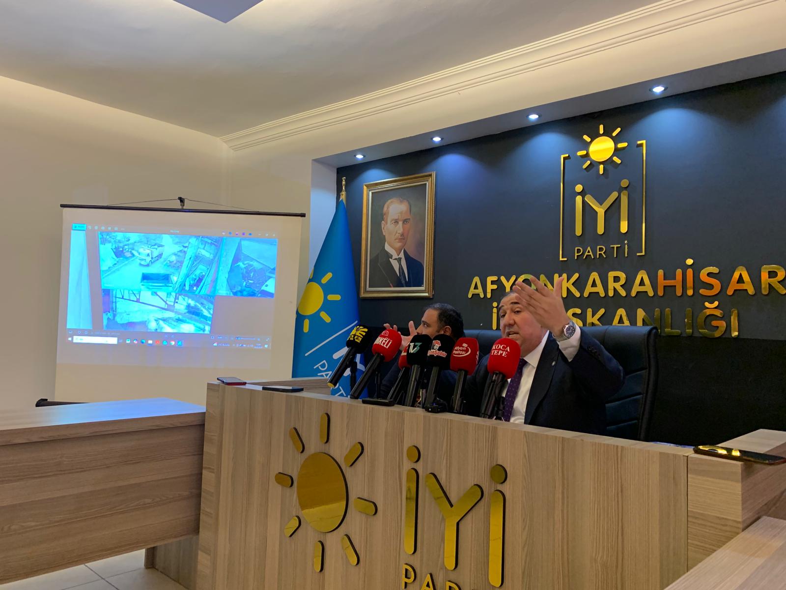 “Afyon İl Özel İdaresi Köylünün 20 Çuval Yemini Kepçeyle Çöpe Attı!”