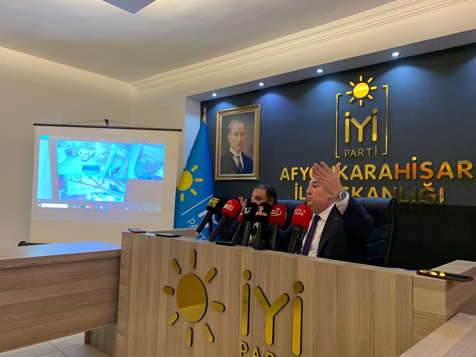 “Afyon İl Özel İdaresi Köylünün 20 Çuval Yemini Kepçeyle Çöpe Attı!”