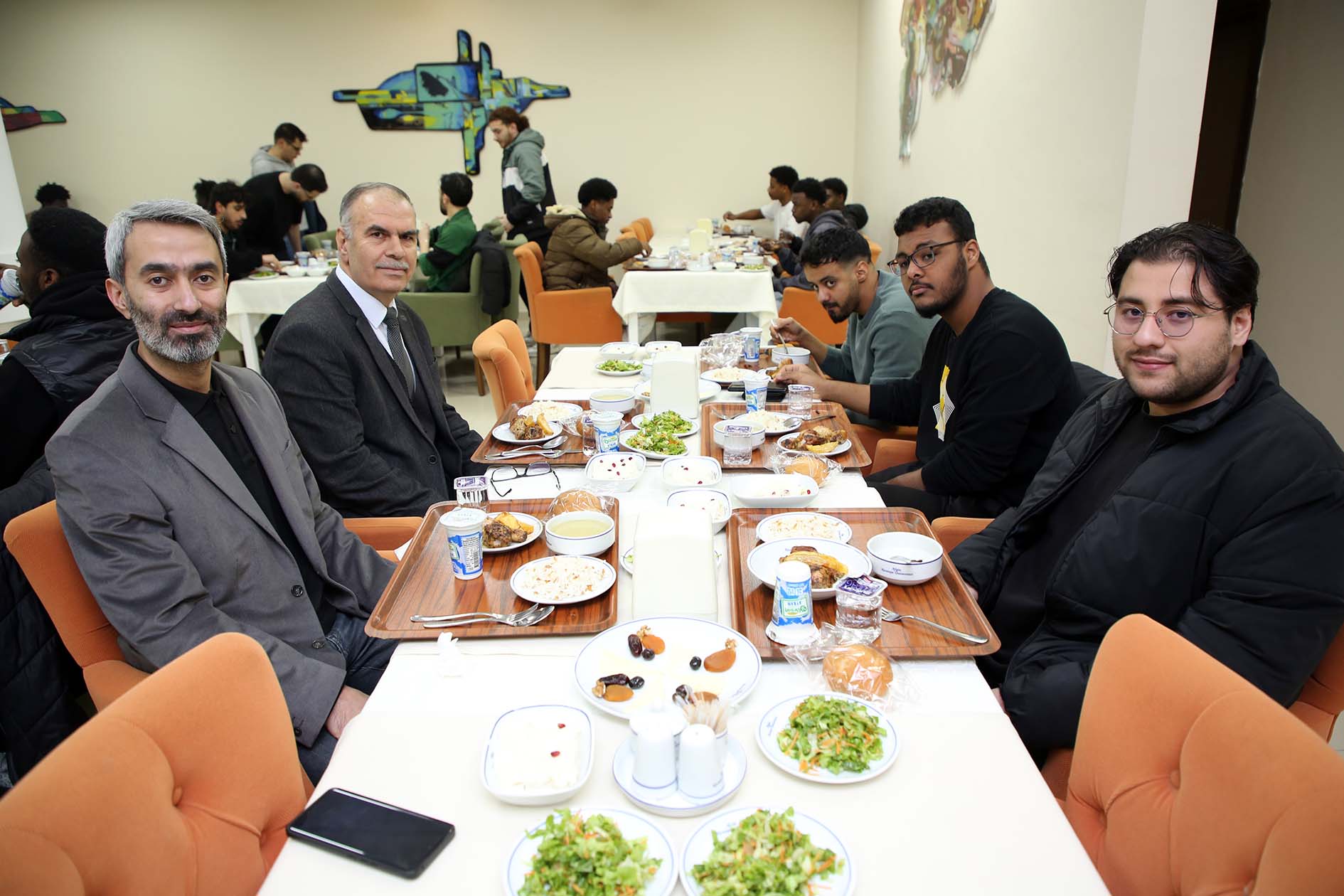 AKÜ’de Geleneksel İftar: Rektör Karakaş Öğrencilerle Buluştu