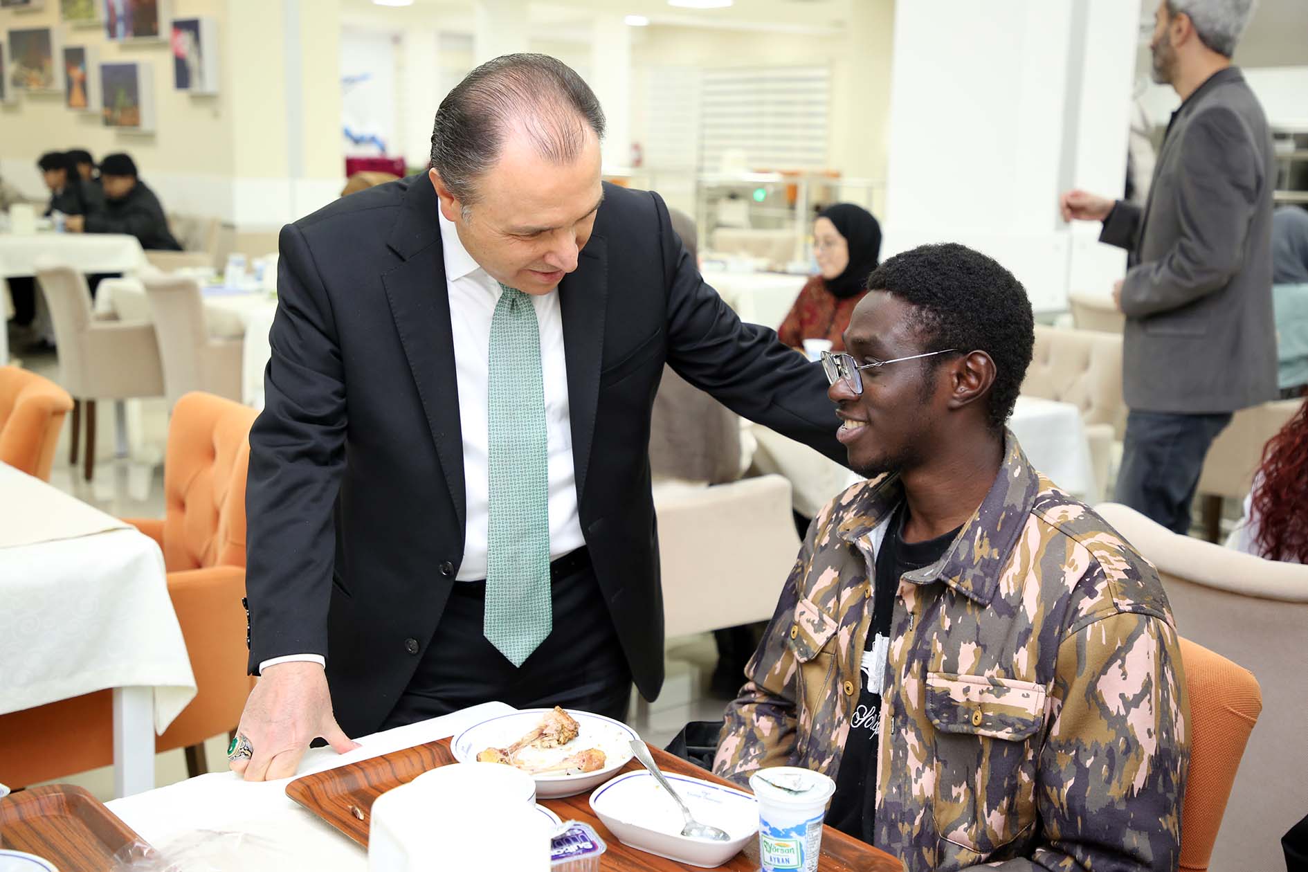 AKÜ’de Geleneksel İftar: Rektör Karakaş Öğrencilerle Buluştu