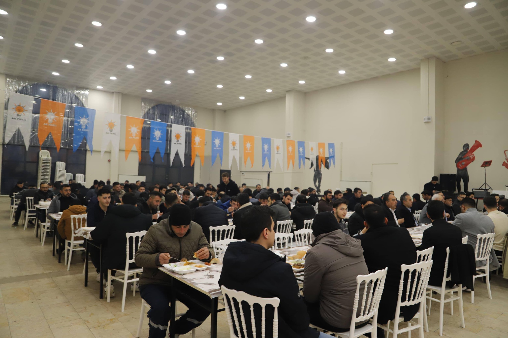 AK Parti Afyonkarahisar Teşkilatı Çobanlar’da Gençlerle İftarda Buluştu