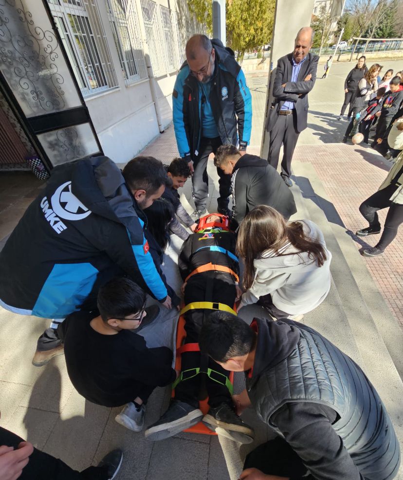 Afyonkarahisar'da Öğrencilere Uygulamalı Deprem Eğitimi Ve Tahliye Tatbikatı