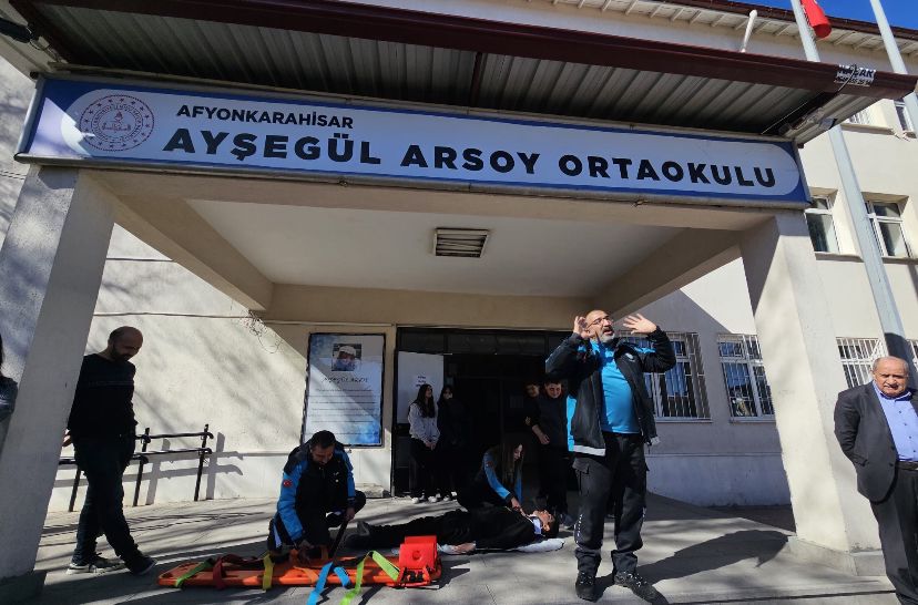 Afyonkarahisar'da Öğrencilere Uygulamalı Deprem Eğitimi Ve Tahliye Tatbikatı