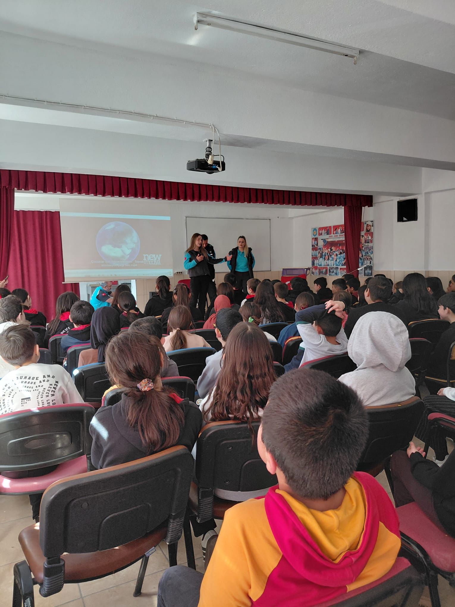 Afyonkarahisar'da Öğrencilere Uygulamalı Deprem Eğitimi Ve Tahliye Tatbikatı