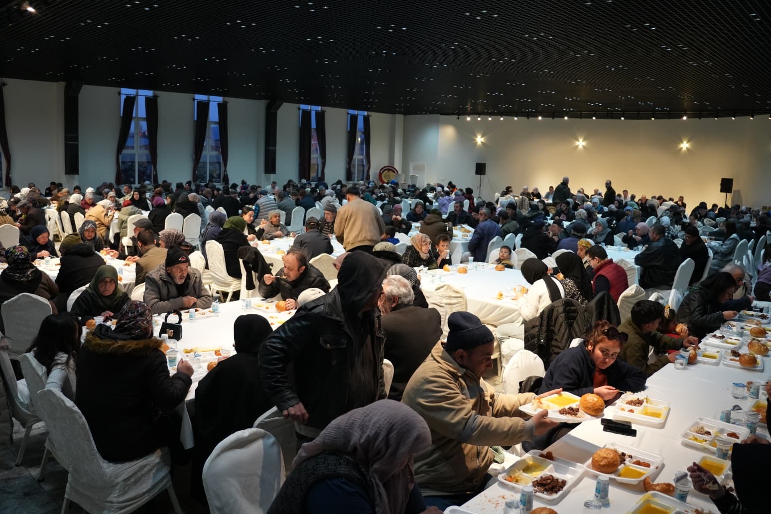 Bolvadin’de Mahalle İftarına Yoğun Katılım: 1000’i Aşkın Vatandaş Aynı Sofrada Buluştu