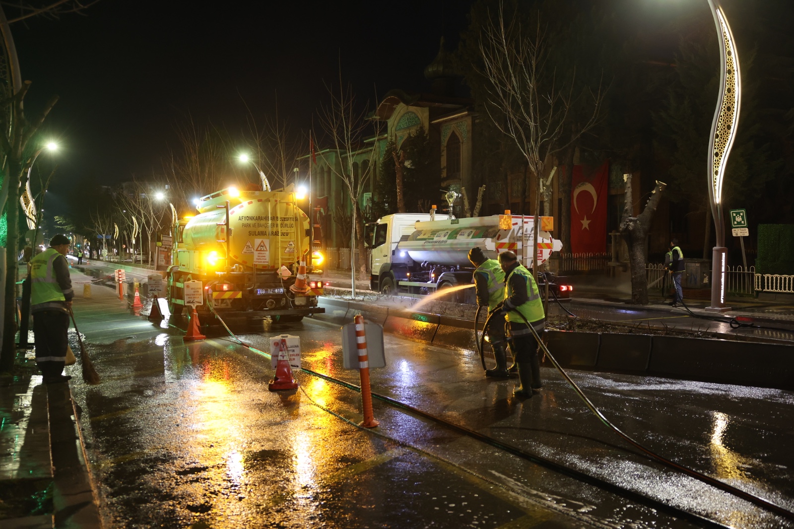 Afyon Bayrama Hazırlanıyor! 12 Cadde Baştan Sona Temizleniyor