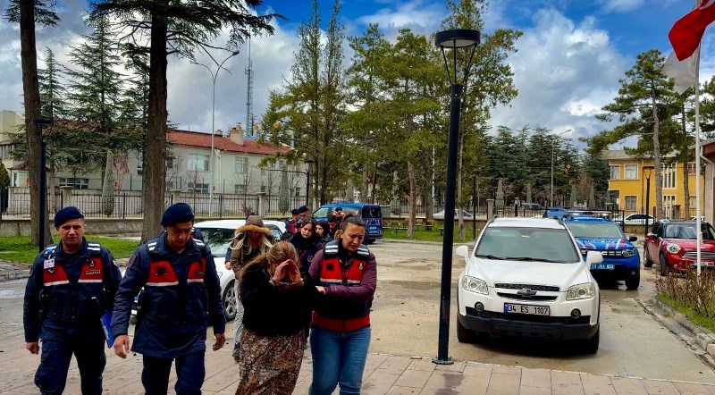 Afyon’da Bohçacı Kılığında Geldikleri Köyde 880 Bin TL'lik Soygun Yaptılar!