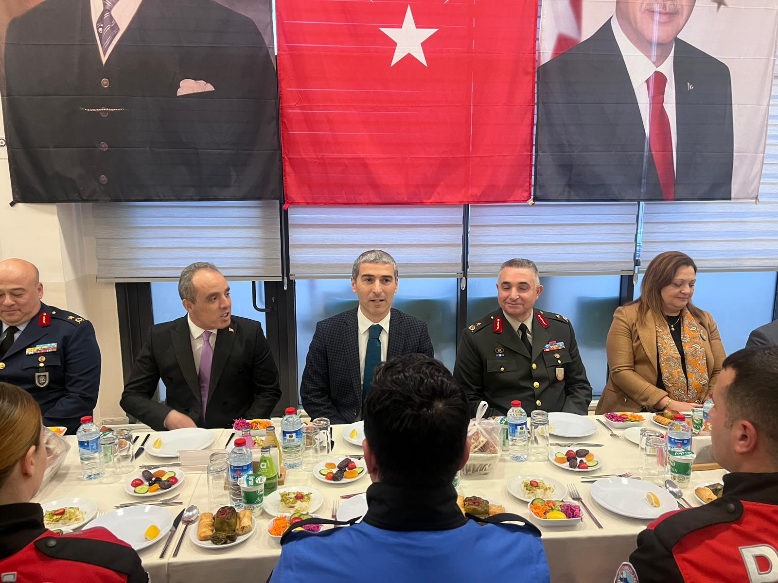 Afyonkarahisar Emniyetinde İftar Programı: Vali Aktaş’tan Özel Birey Fatih’e Doğum Günü Sürprizi