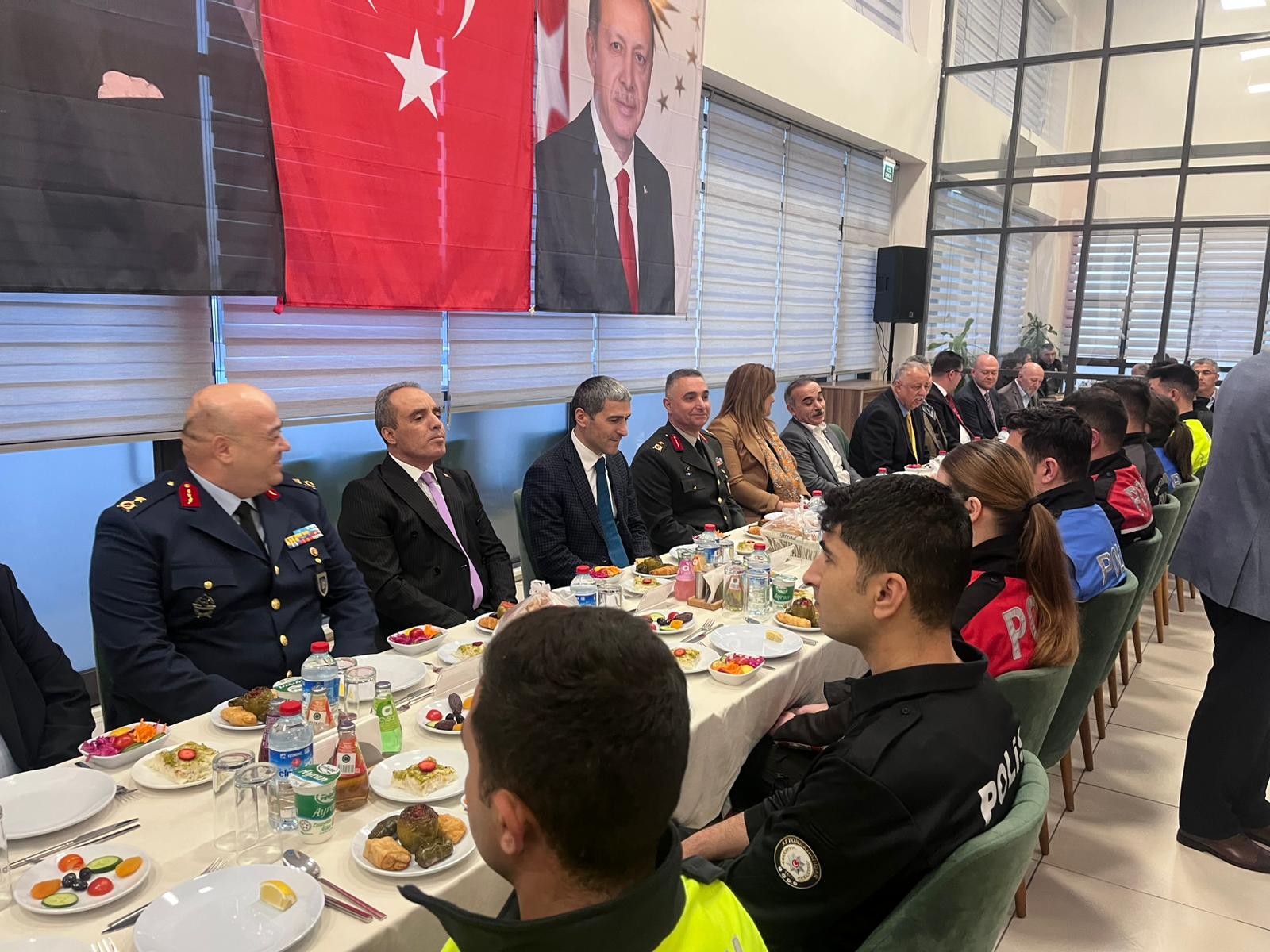 Afyonkarahisar Emniyetinde İftar Programı: Vali Aktaş’tan Özel Birey Fatih’e Doğum Günü Sürprizi