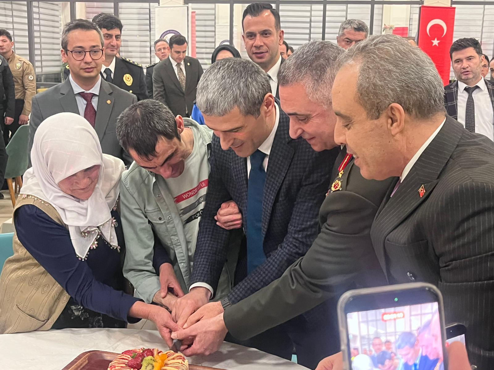 Afyonkarahisar Emniyetinde İftar Programı: Vali Aktaş’tan Özel Birey Fatih’e Doğum Günü Sürprizi