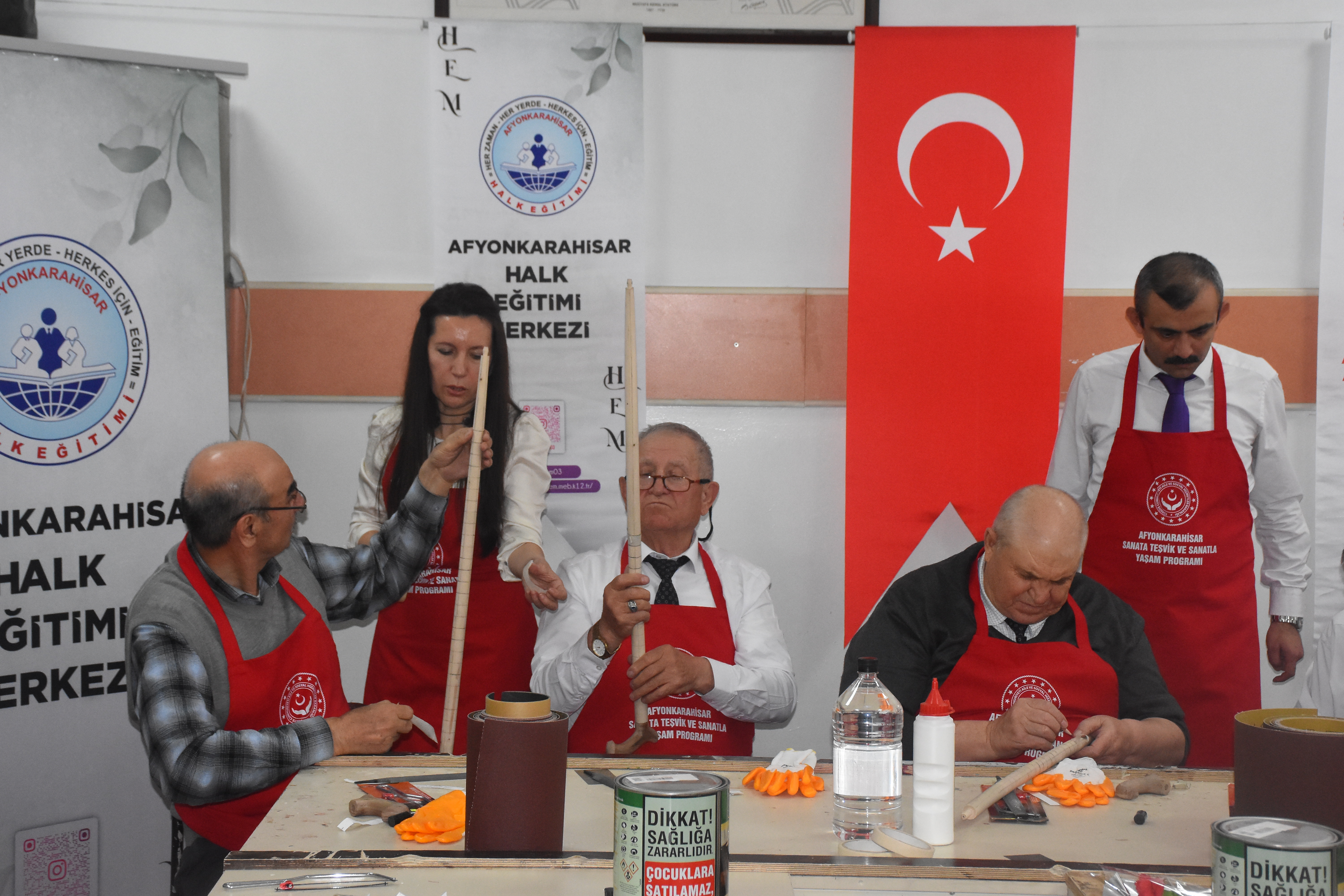 Afyonkarahisar’da Kıbrıs Gazileri Baston Yapımını Öğreniyor