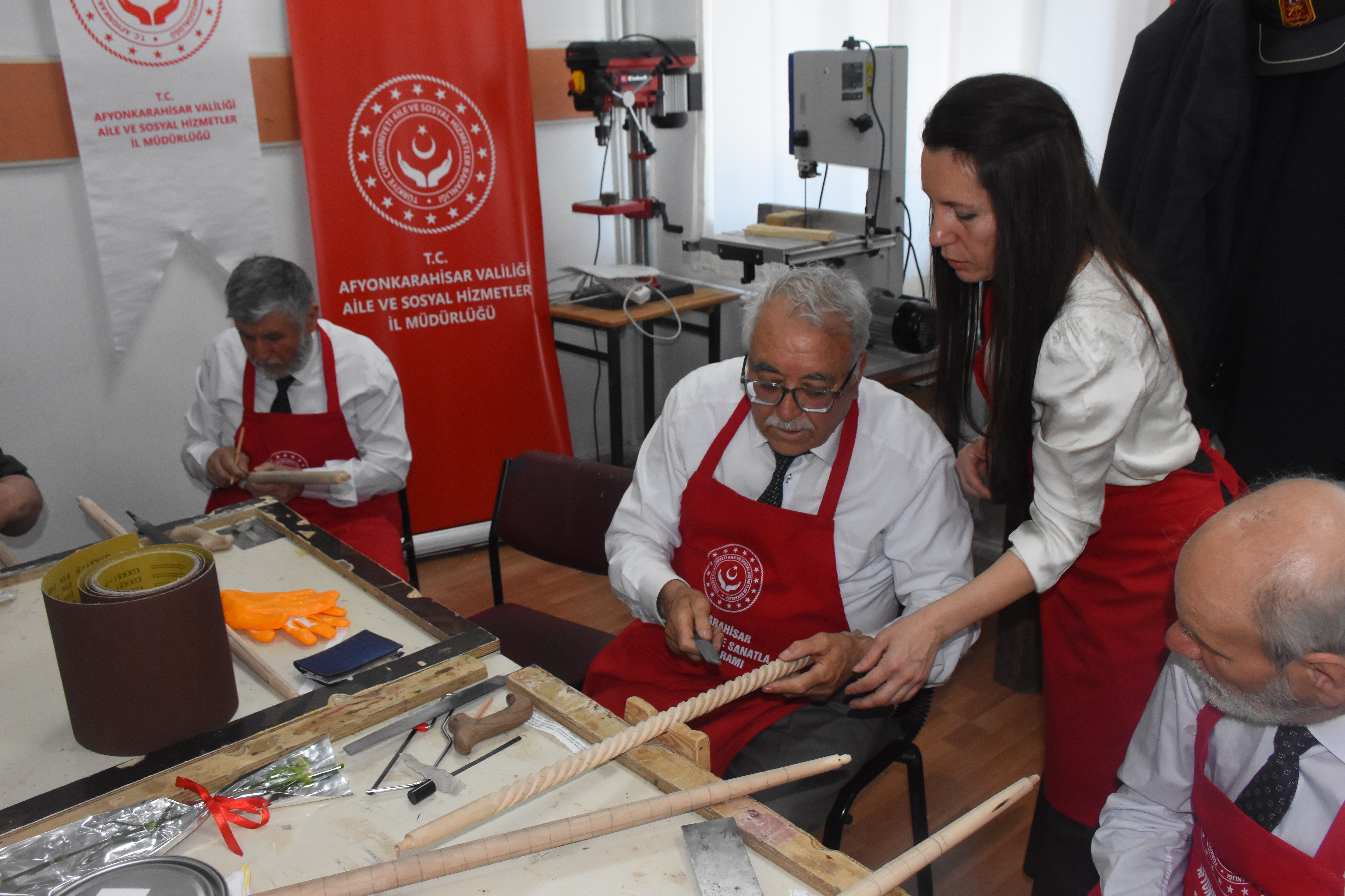 Afyonkarahisar’da Kıbrıs Gazileri Baston Yapımını Öğreniyor