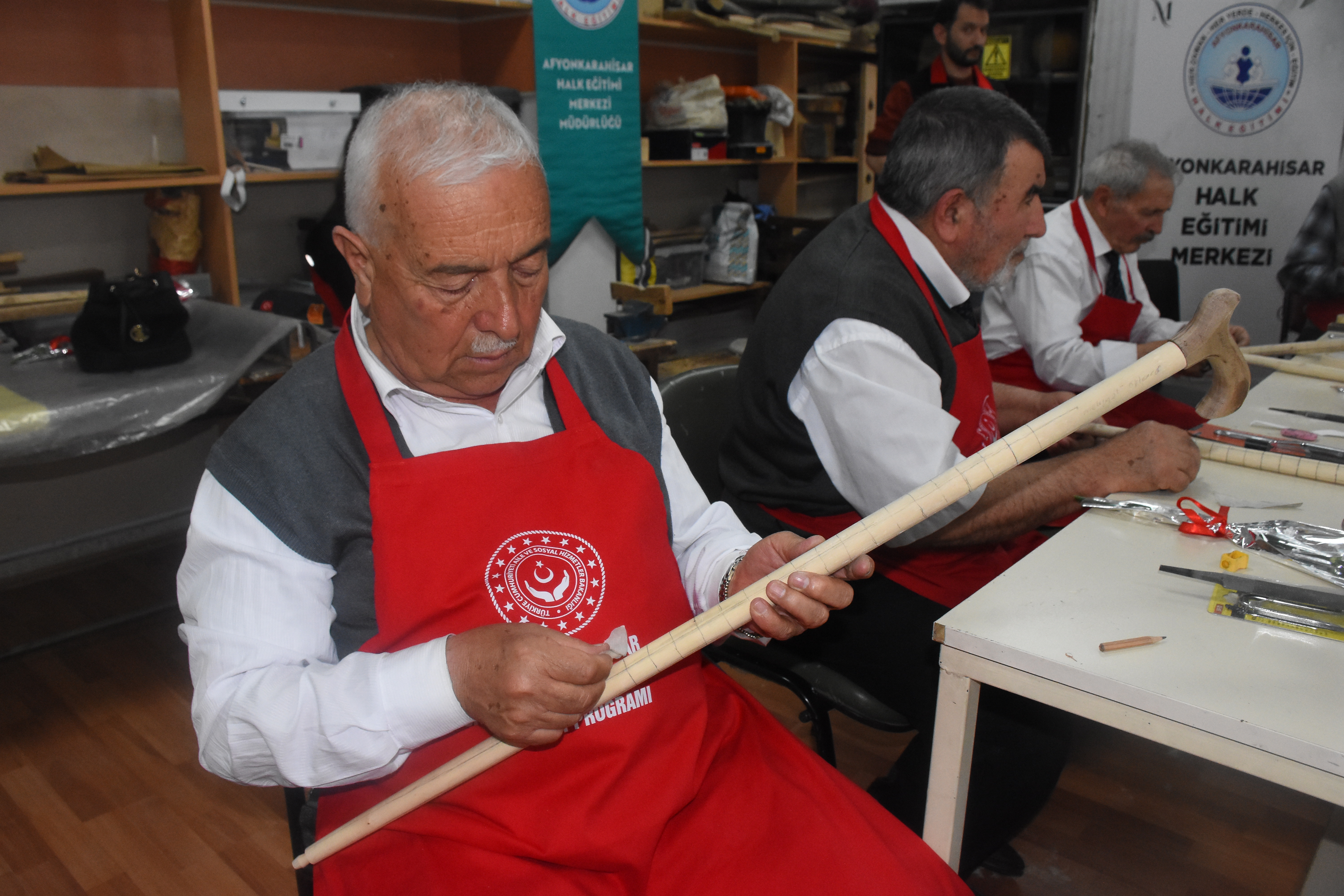 Afyonkarahisar’da Kıbrıs Gazileri Baston Yapımını Öğreniyor