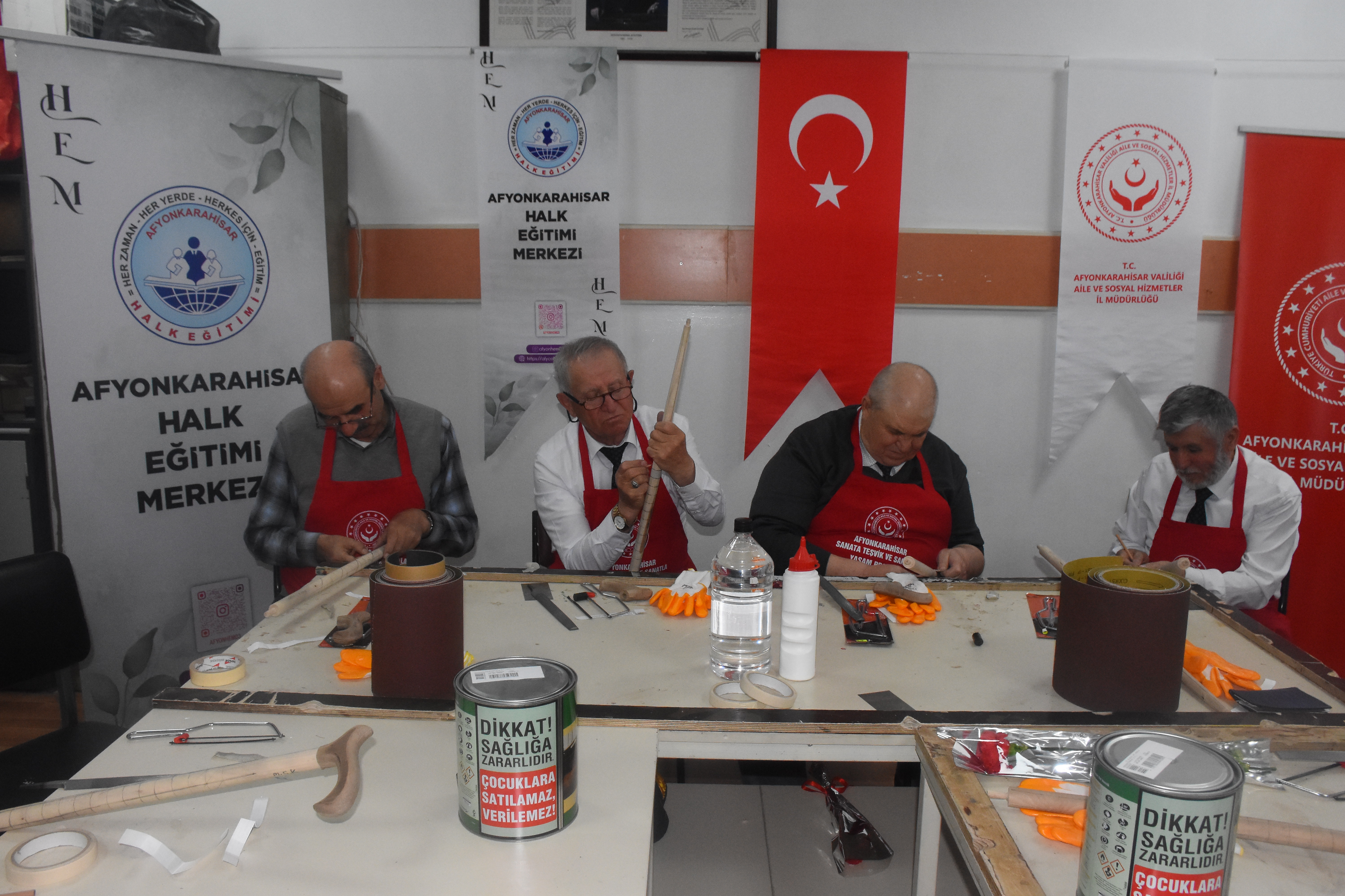 Afyonkarahisar’da Kıbrıs Gazileri Baston Yapımını Öğreniyor