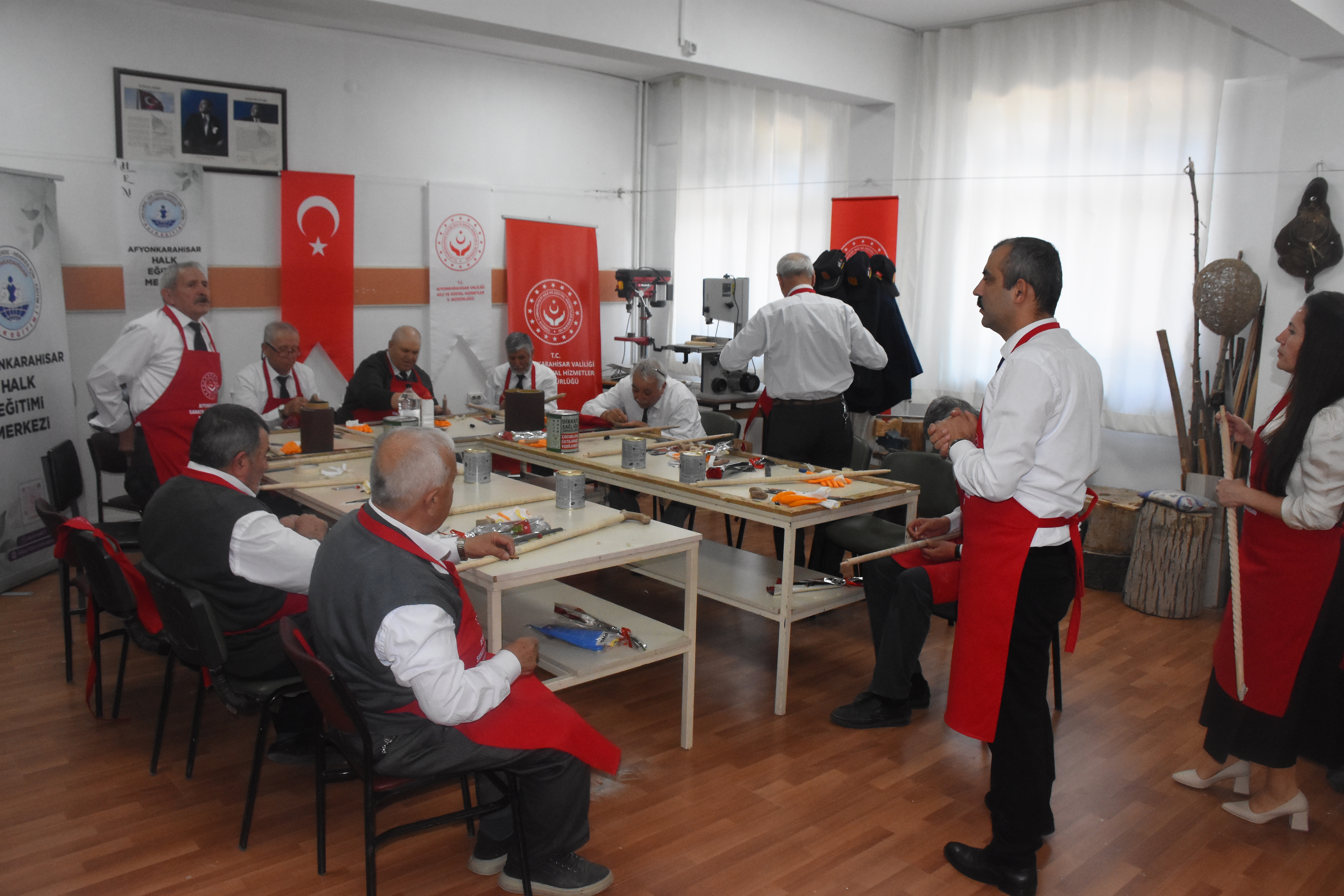 Afyonkarahisar’da Kıbrıs Gazileri Baston Yapımını Öğreniyor