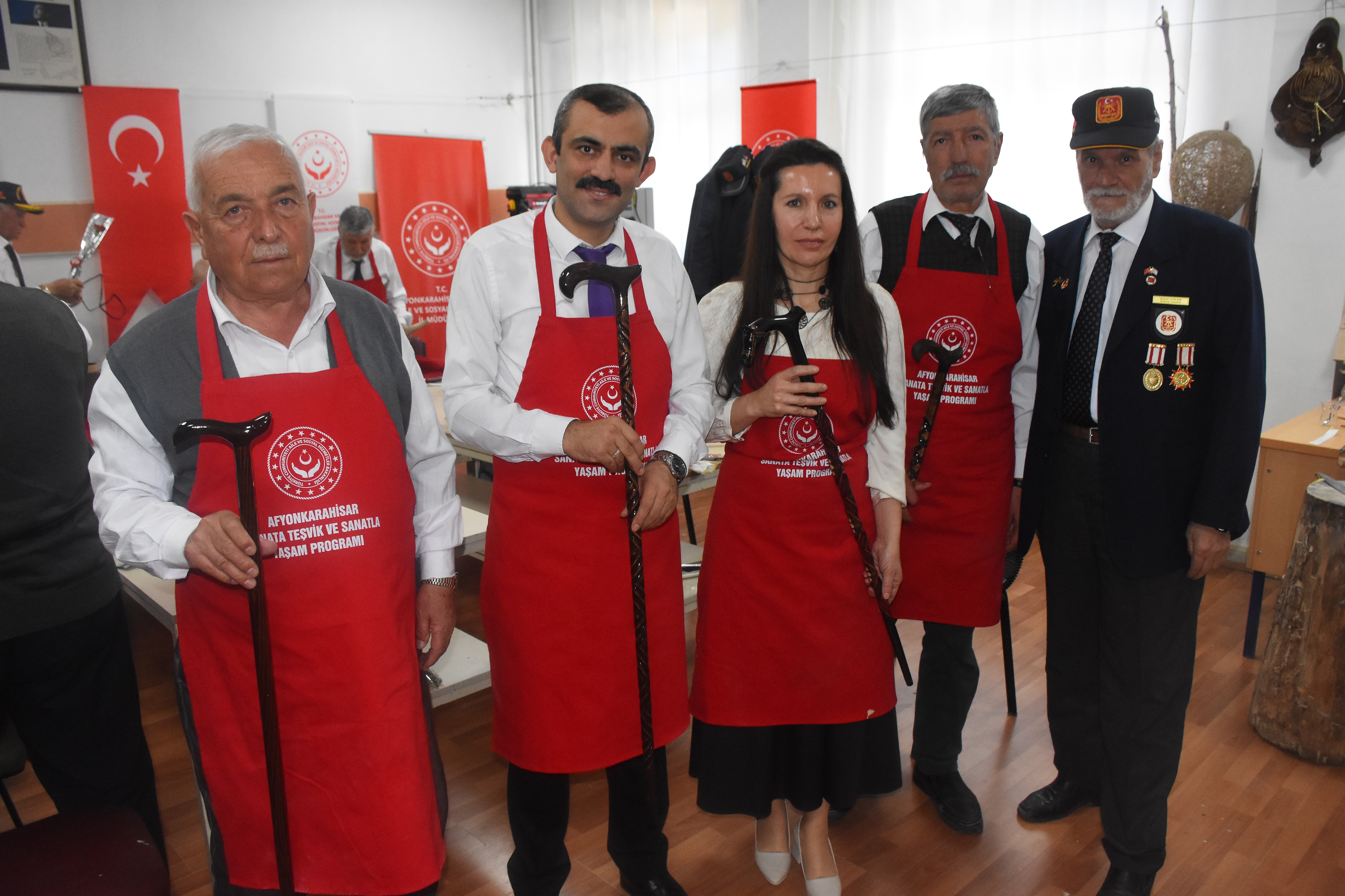 Afyonkarahisar’da Kıbrıs Gazileri Baston Yapımını Öğreniyor