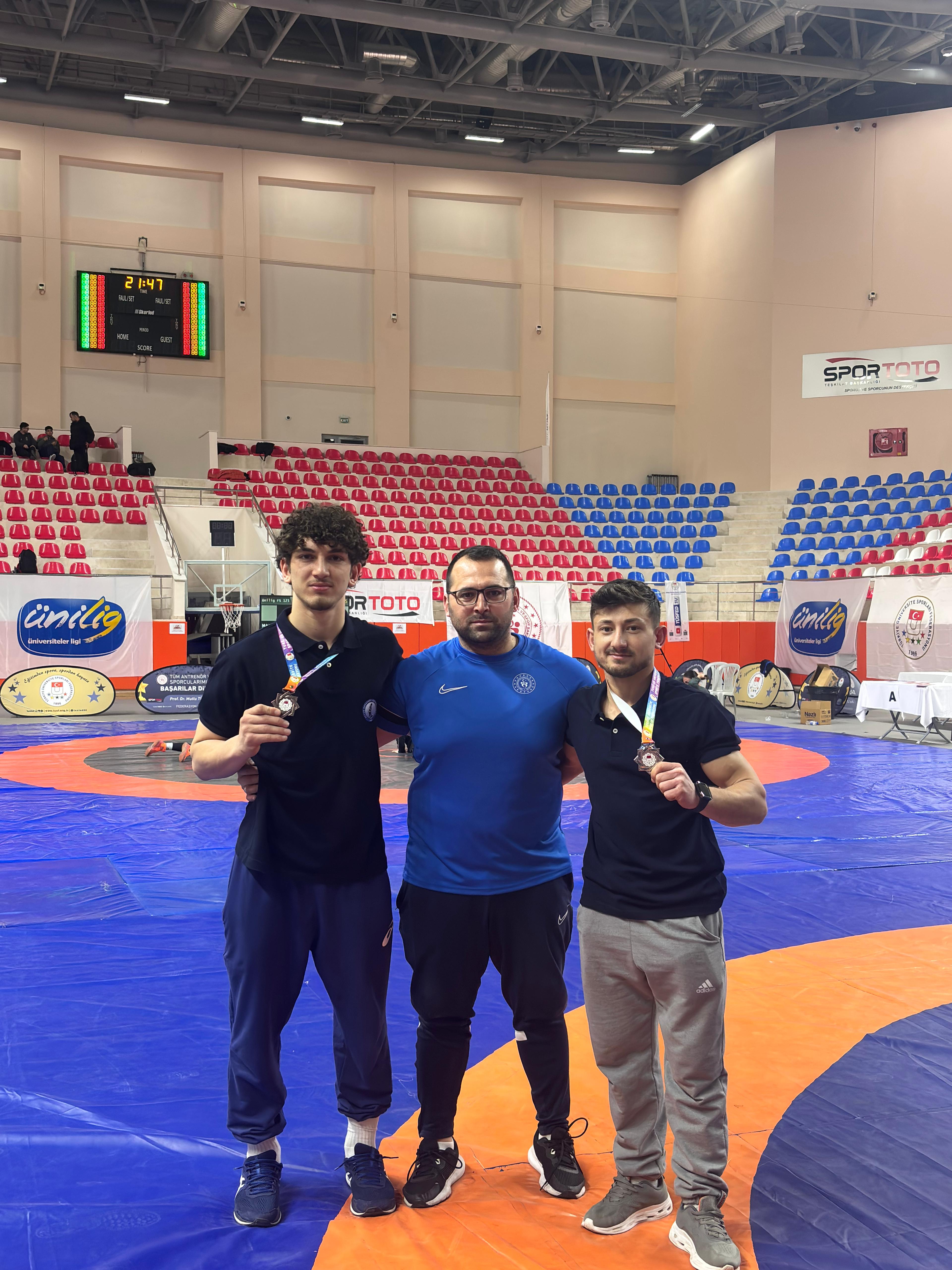 AKÜ SBF Öğrencileri Güreş Şampiyonası’ndan 5 Madalya ile Döndü