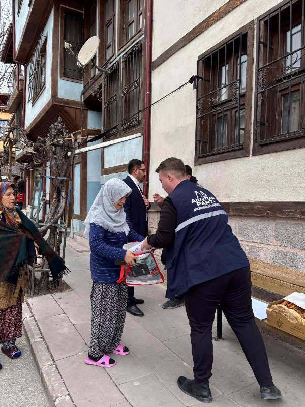 Anahtar Parti Gençliği’nden Ramazan’da Gönül Köprüsü