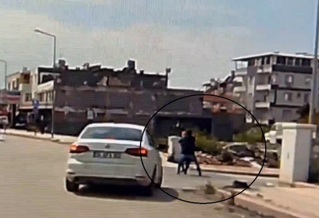 Azılı Hırsız, Kadının Boynundaki Kolyeyi Çalarak Kaçtı!