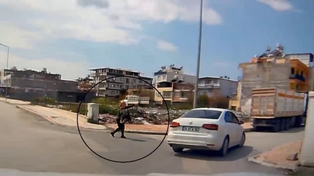 Azılı Hırsız, Kadının Boynundaki Kolyeyi Çalarak Kaçtı!