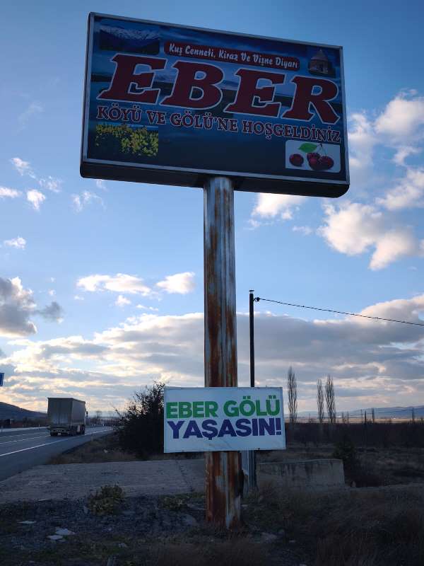 D-300 Karayolu’na “Eber Gölü Yaşasın” Tabelaları Asıldı