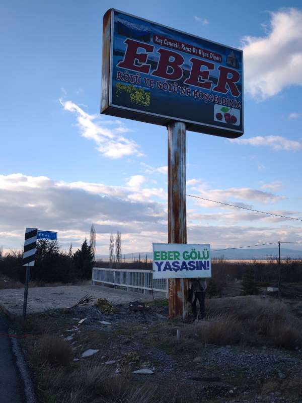 D-300 Karayolu’na “Eber Gölü Yaşasın” Tabelaları Asıldı