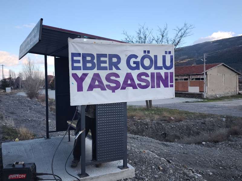 D-300 Karayolu’na “Eber Gölü Yaşasın” Tabelaları Asıldı