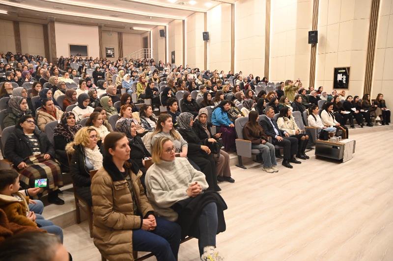 Emirdağ’da Yazar Dilek Cesur’dan Hayata Dokunan Sohbet