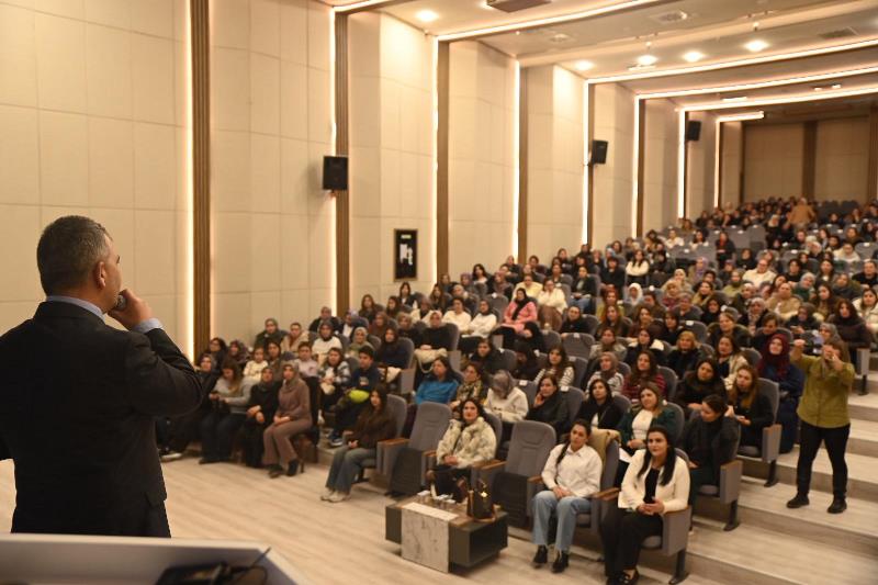 Emirdağ’da Yazar Dilek Cesur’dan Hayata Dokunan Sohbet