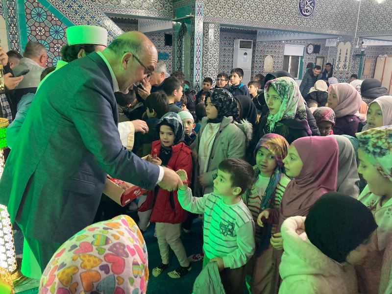 Miniklere Ramazan Ayı’nda Teravih Namazı Hediyesi Verildi