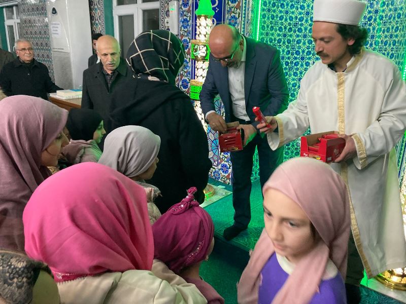 Miniklere Ramazan Ayı’nda Teravih Namazı Hediyesi Verildi
