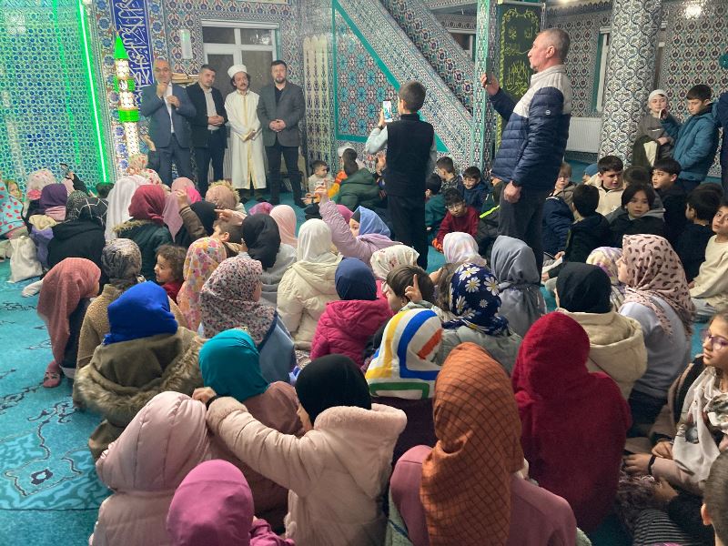 Miniklere Ramazan Ayı’nda Teravih Namazı Hediyesi Verildi