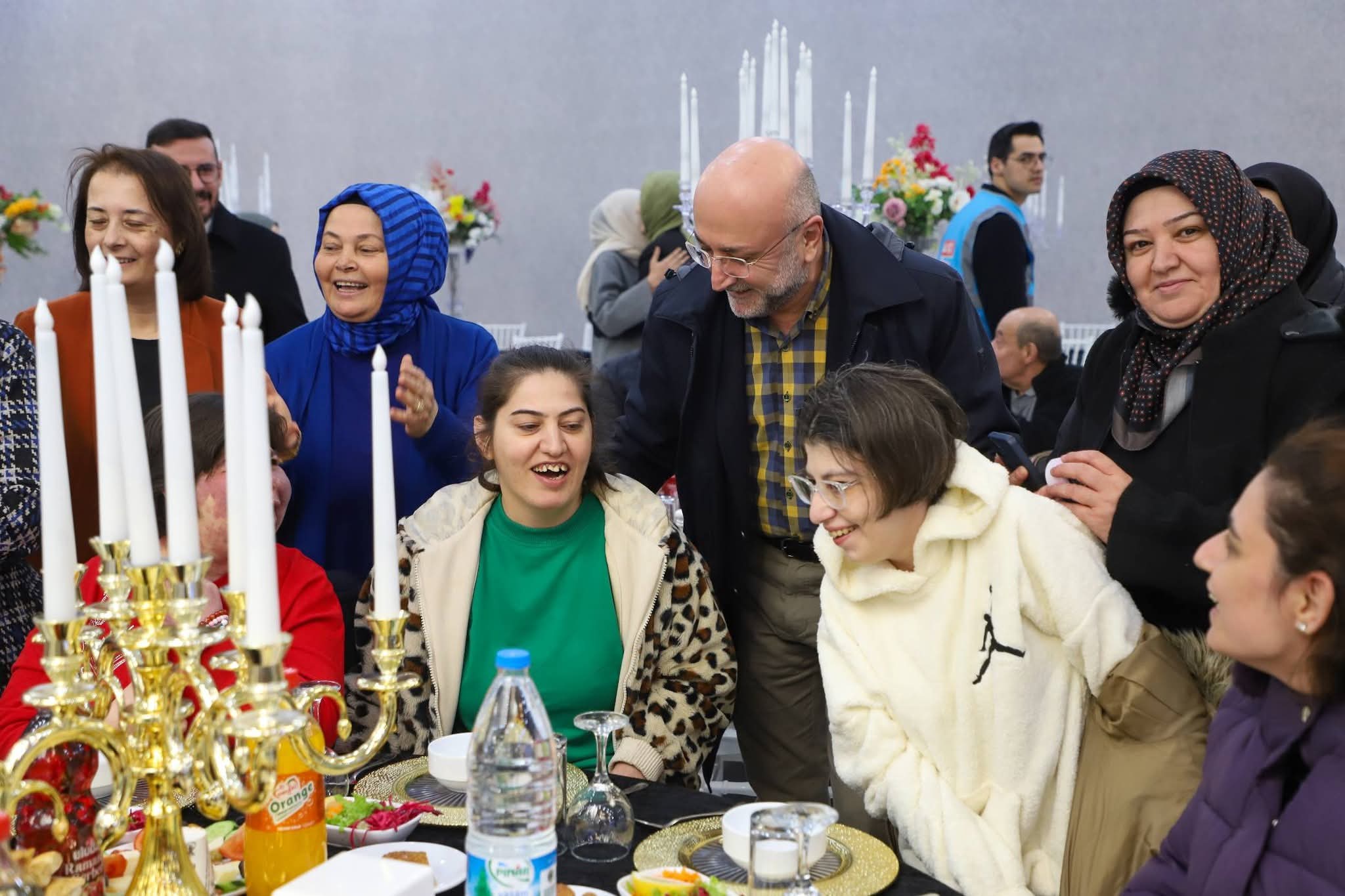 Afyonkarahisar'da AK Parti'nin "Gönül Sofrası" engelli vatandaşları buluşturdu