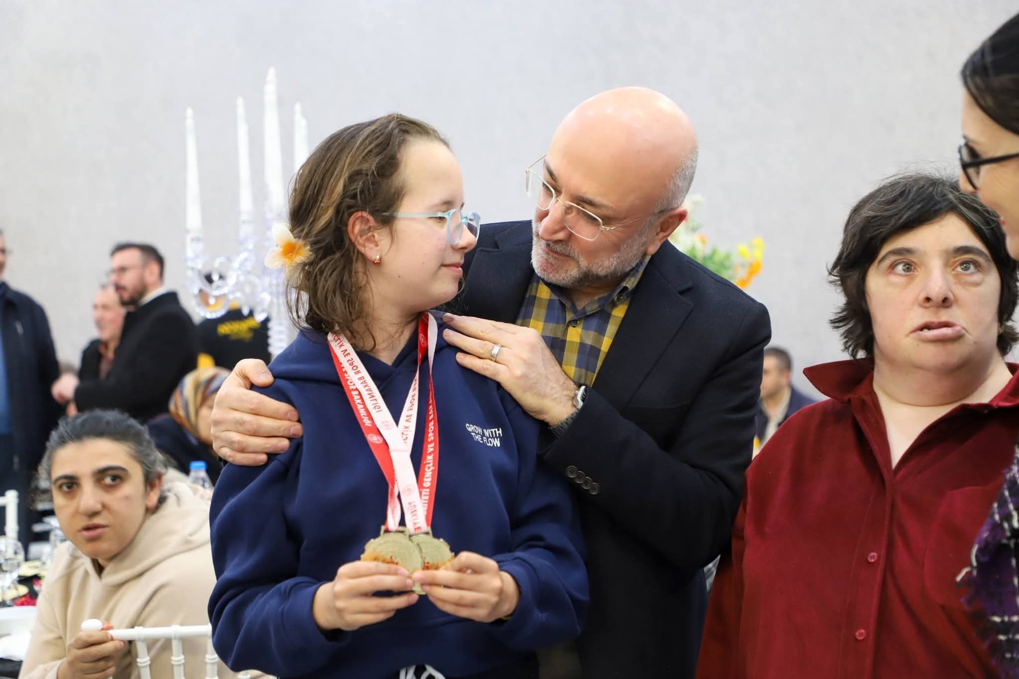 Afyonkarahisar'da AK Parti'nin "Gönül Sofrası" engelli vatandaşları buluşturdu