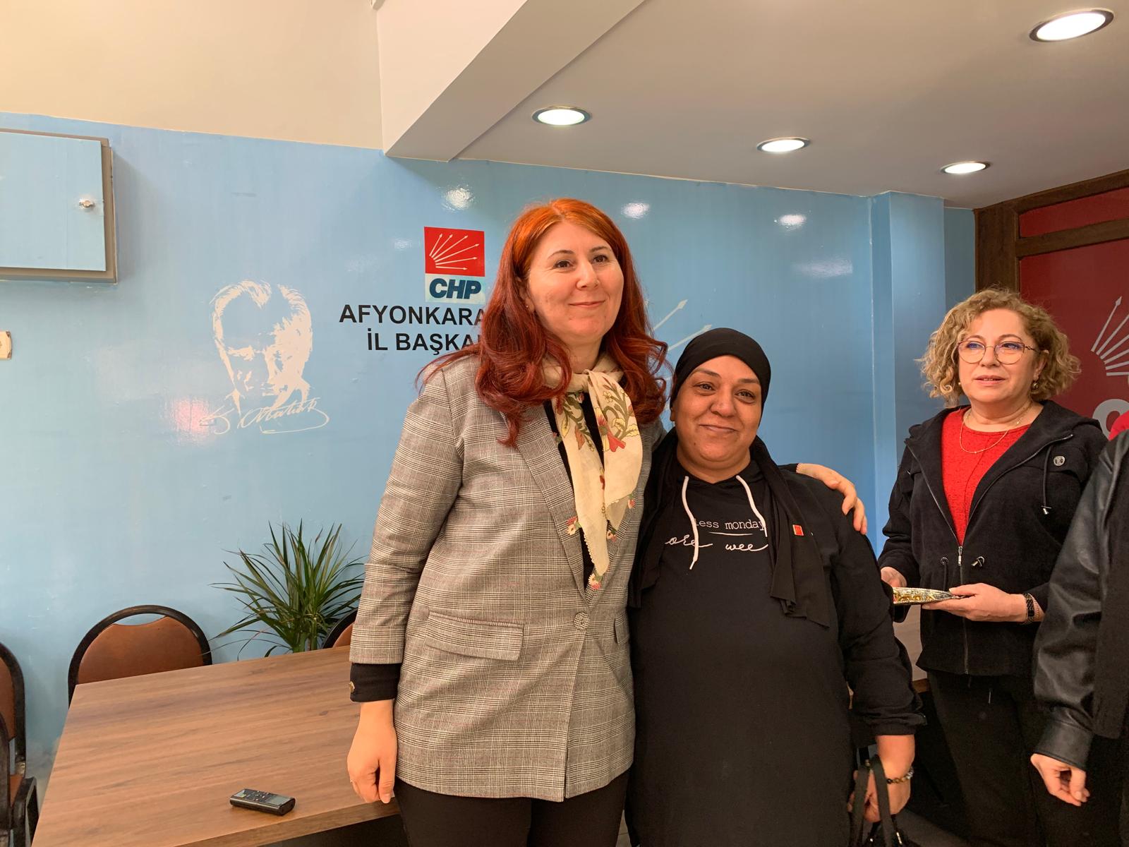Afyonkarahisar CHP Kadın Kolları’nda Rozet Töreni: Rozetleri Nazlıoğlu Taktı