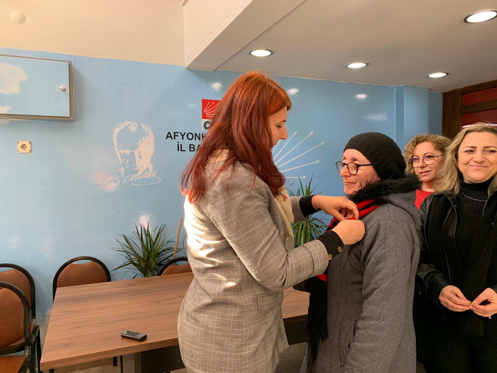 Afyonkarahisar CHP Kadın Kolları’nda Rozet Töreni: Rozetleri Nazlıoğlu Taktı