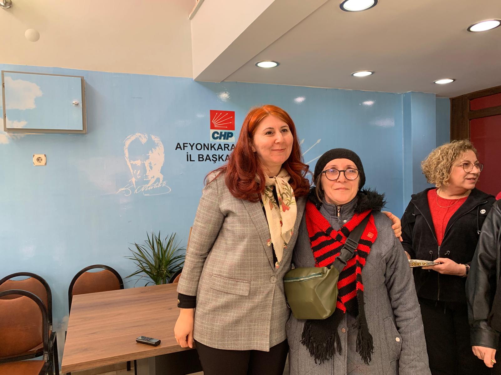 Afyonkarahisar CHP Kadın Kolları’nda Rozet Töreni: Rozetleri Nazlıoğlu Taktı