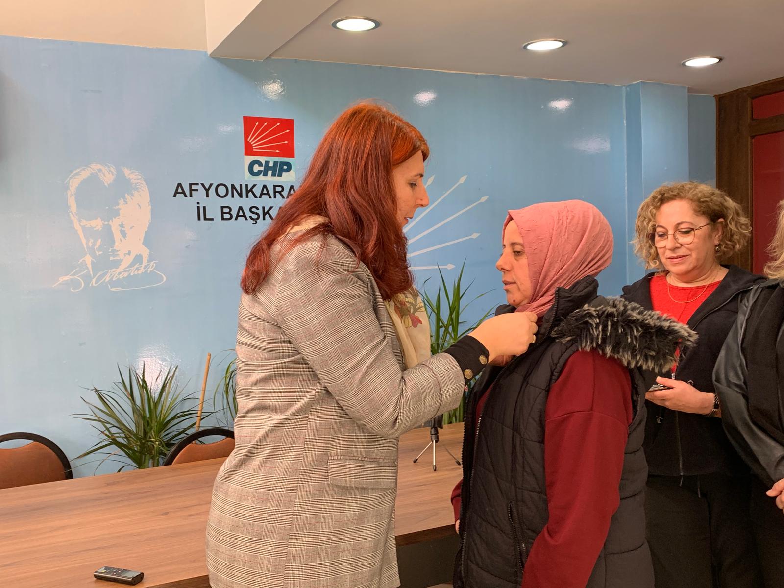 Afyonkarahisar CHP Kadın Kolları’nda Rozet Töreni: Rozetleri Nazlıoğlu Taktı