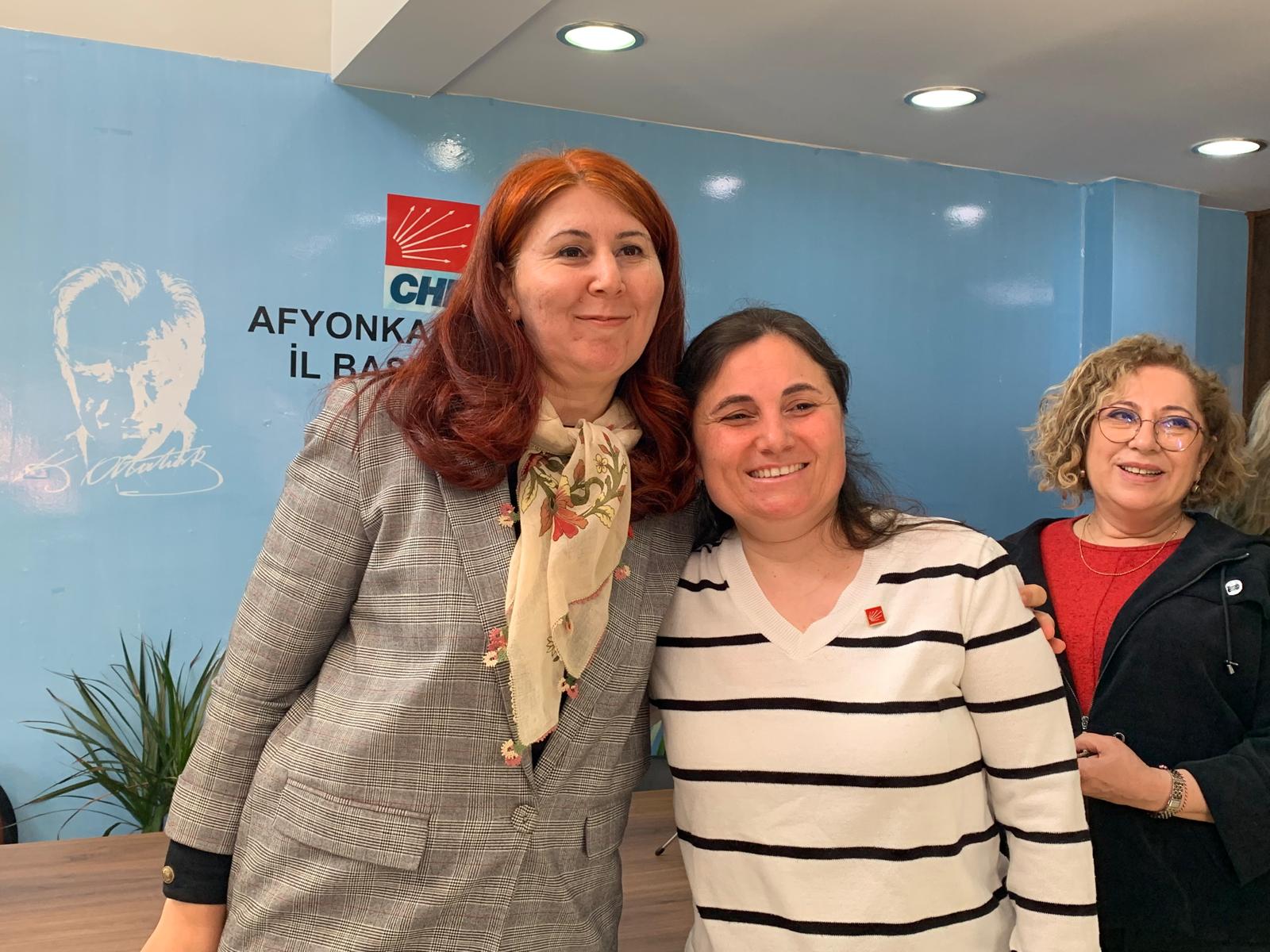 Afyonkarahisar CHP Kadın Kolları’nda Rozet Töreni: Rozetleri Nazlıoğlu Taktı