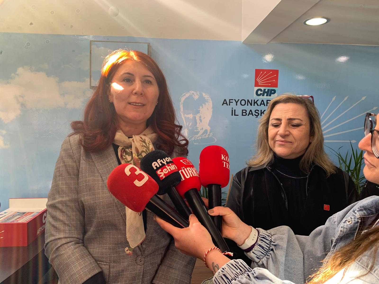 Afyonkarahisar CHP Kadın Kolları’nda Rozet Töreni: Rozetleri Nazlıoğlu Taktı