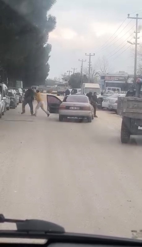 Yol Ortasında Yumruklu Kavga!